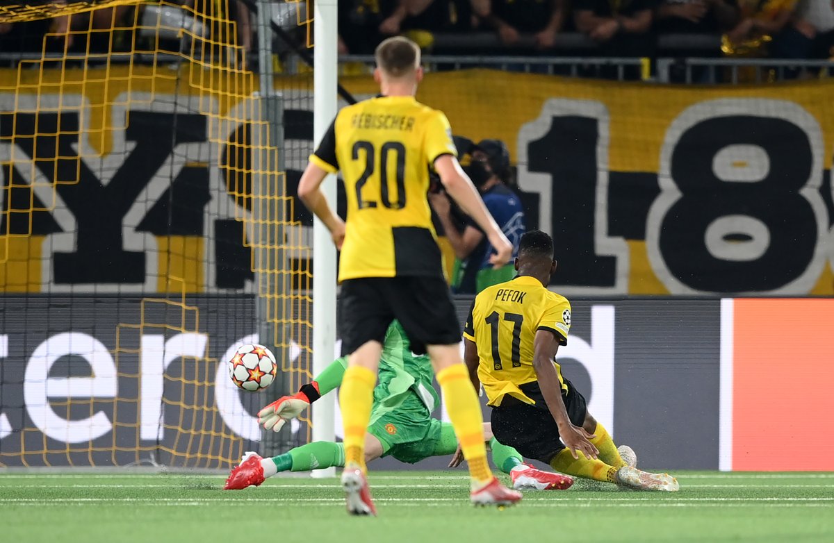 ChampionsLeague's tweet image. 🟡⚫️ What a moment for Young Boys! 

Second-half comeback secures 3 points against Manchester United 💪

⚽️ Moumi Ngamaleu 66'
⚽️ Siebatcheu 90'+5

#UCL