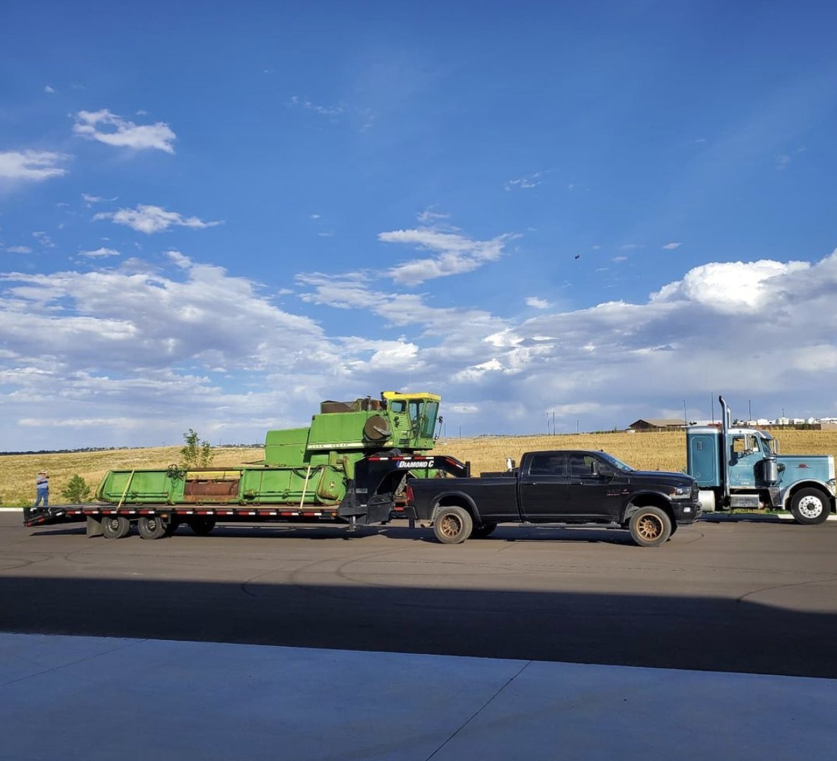DCtrailers's tweet photo. It's #TrailerTuesday, let's #DoWork πͺ Photo creds to Dillon Boettcher π πΈ #DCtrailers #TeamDC #WorkHardPlayHard #Fleetneck #EngineeredBeam #EXTRAordinary https://t.co/HhXmRbogSK