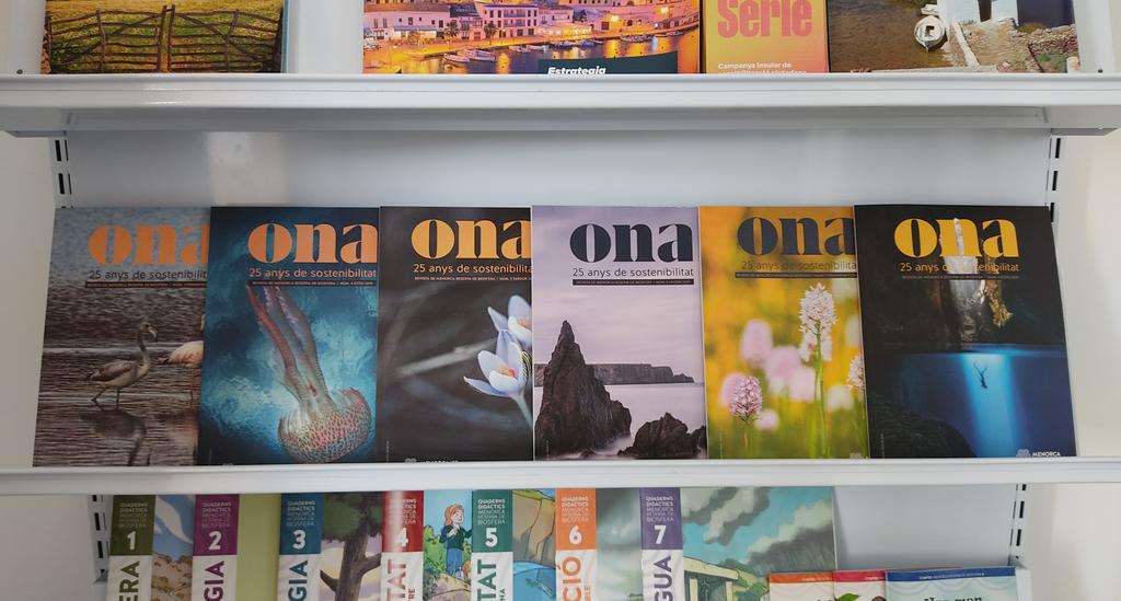 MenorcaBiosfera's tweet photo. Ja tenim nova #RevistaONA, la família creix 🙌
⁠Arriba plena de temàtica marina🦈🌊Parlem de taurons i coralls a #Menorca, arts de pesca tradicional, fotografia #MAREbalear i molt més, com #ForadeSèrie.
📸 Portada espectacular de Víctor de Valles
🦈👉https://t.co/gyoalRk4dy ⁠ https://t.co/C5uf6Kg94x