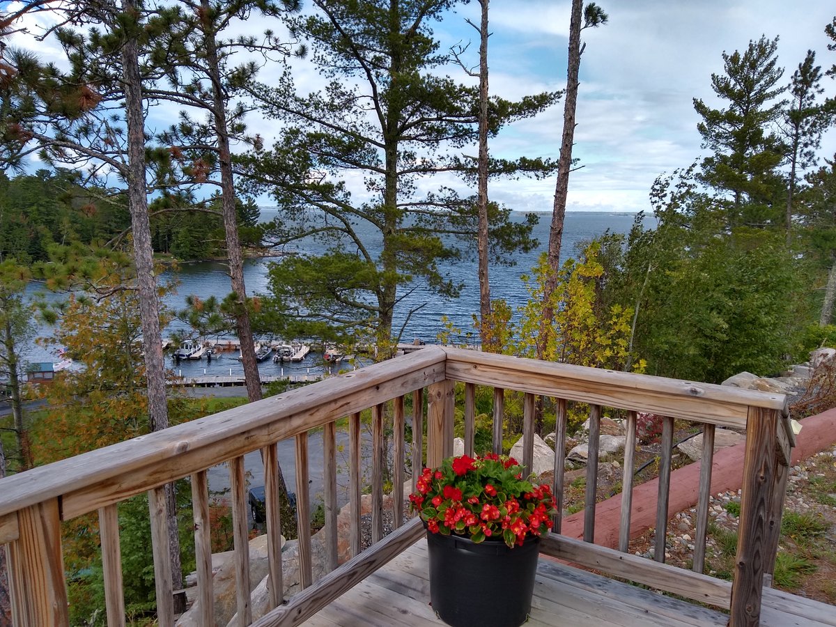 NorthernSky98's tweet photo. 😊🎣 Had a great #Northwoods business trip #PinesKab on #KabetogamaLake in #VoyageursNationalPark &amp; even got to spend some time with our former clients Don &amp; Brenda Granger.  Looking forward to returning in the spring! 
#visitkab #fishmn #setthehook #fallfishing #walleye #fishmn https://t.co/exwOtKZ8kp