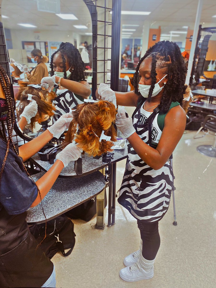 justhair4cosmo's tweet photo. Thank you for coming and speaking with us; and even letting us do hands on π @NHREC_VA @TRogers_Cosmo #nhreccosmo #cosmetology #haircutter https://t.co/NEABbUJHUb
