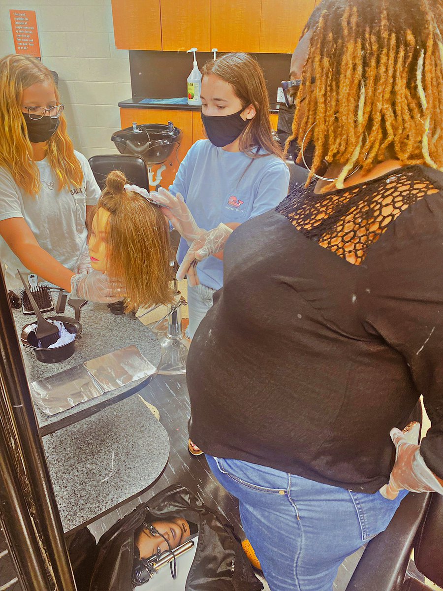 justhair4cosmo's tweet photo. Thank you for coming and speaking with us; and even letting us do hands on π @NHREC_VA @TRogers_Cosmo #nhreccosmo #cosmetology #haircutter https://t.co/NEABbUJHUb