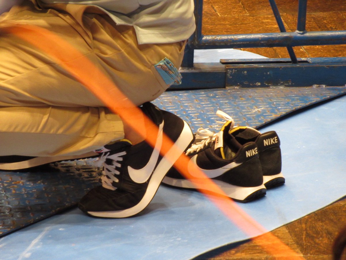 335_kobayashi's tweet photo. 業者さんにお願いしたみたいです。
(アナウンスあったようですが聞き取れず🙇)
リング入出時一礼、靴を脱いでの作業。所作まで美しいと除菌効果も倍増しそう。
#NPH #日本プロレス70周年
#Ajina https://t.co/BenArqJtik