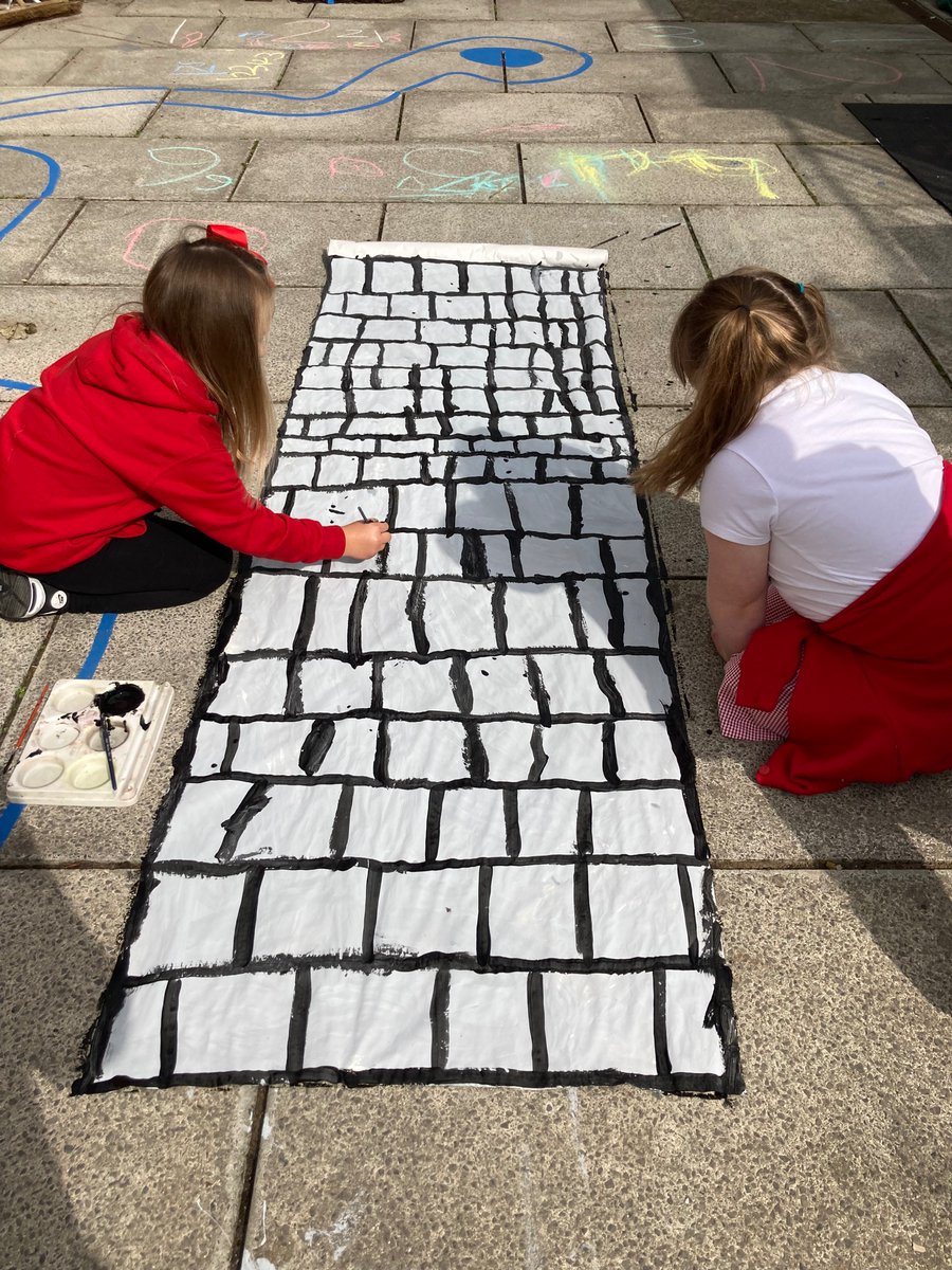 treuchafprimary's tweet photo. #ExpressiveArts Year 2 have been busy painting their castle walls and window view. What amazing ideas! Everyone is working so hard. #EpicPlanning #EnterprisingCreativeContributors https://t.co/19kpkEqtxY