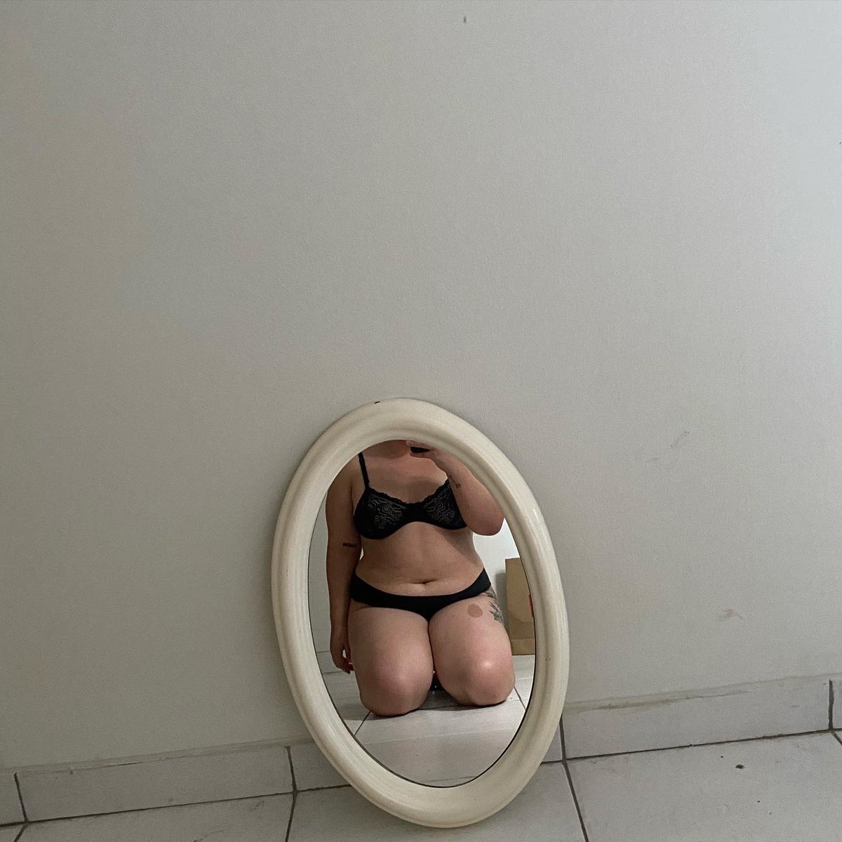 perudashian's tweet photo. Complejos: Los que tenemos tu y yo a causa de los estereotipos que impone la sociedad de mierda.
#bodypositive #LoversOfTheRedSky https://t.co/TfhKg37CeU
