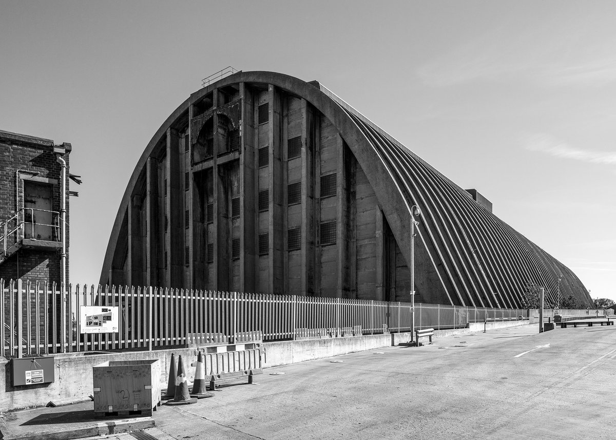 Tate & Lyle Sugar Silo, Kirkdake, Liverpool; designed by David Bailey of Tate & Lyle Engineering Department, built 1955-57

Photo: Simon Phipps #brutalnorth
