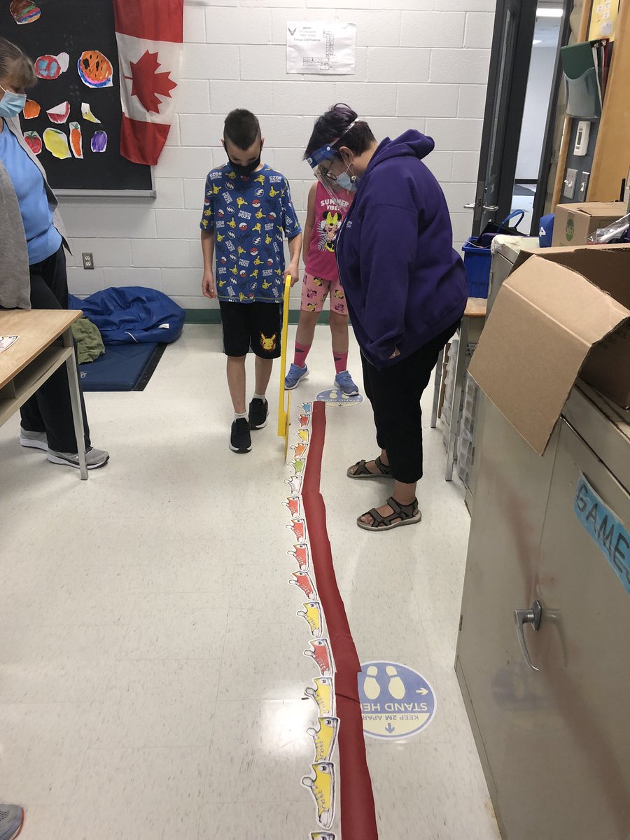 Students in Ms. Austin’s DE class @FDRooseveltPS were learning how many Pete the Cat shoes fit into one metre.  Great reasoning and strategies to measure how many would fit into two and three metres.