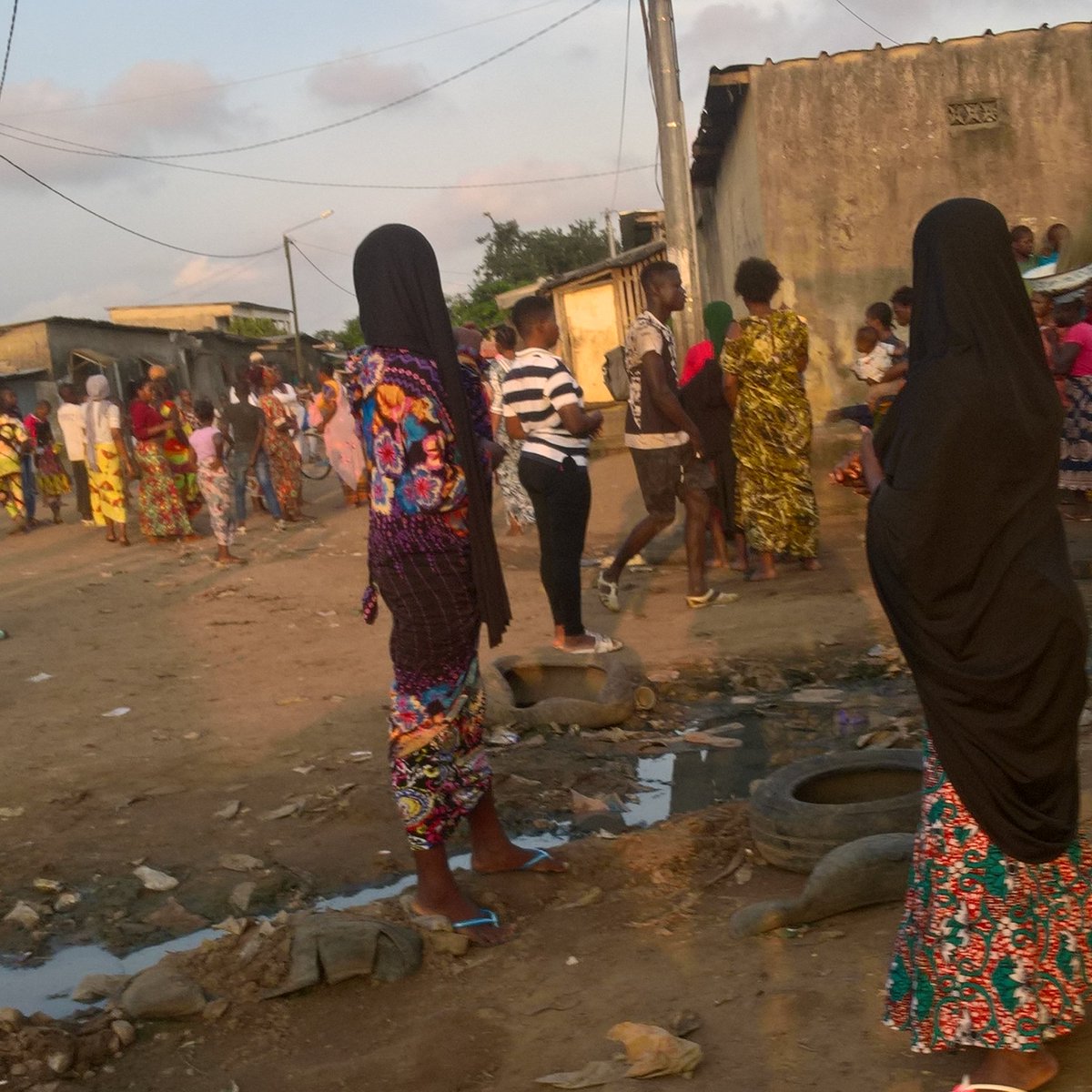 LorisPatdi's tweet photo. #CIV225 #EMERGENCE2020
Bienvenue à #Adoland !
Le fief du regime au pouvoir en Côte d'lvoire depuis 10 ans.
NB: la bâche qu'on voit au milieu de la ruelle serait le QG des Jeunesses Actives du #RHDP.
(Ils ont abattu un travail monstre lors des elections de 2020).
#REZOPANACOM https://t.co/Adk9ikr2ii