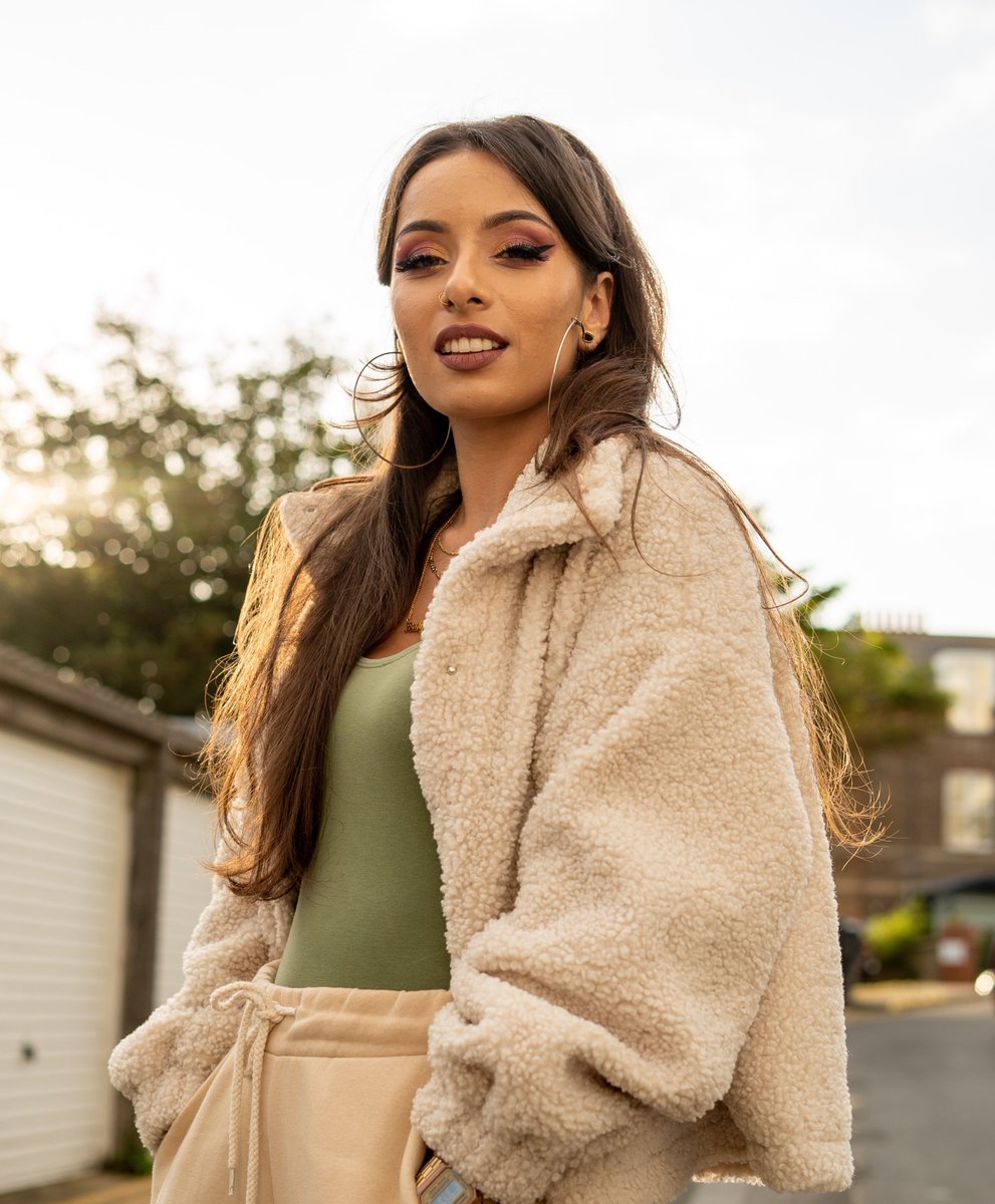 ON AIR NOW: Babes Making Waves w/ <a href="/helloimhen/">Henna ✨</a> 🌙 Playing #RnB, #hiphop &amp; #NeoSoul ‘TIL 9PM 🔊 Ft. Kiefer &amp; J dilla 🔒 Keep it locked at 105.5FM - PLATFORMB.ORG.UK - DAB 🔒 #NextGenRadio 

Photography 📸 // Jack Morgan
