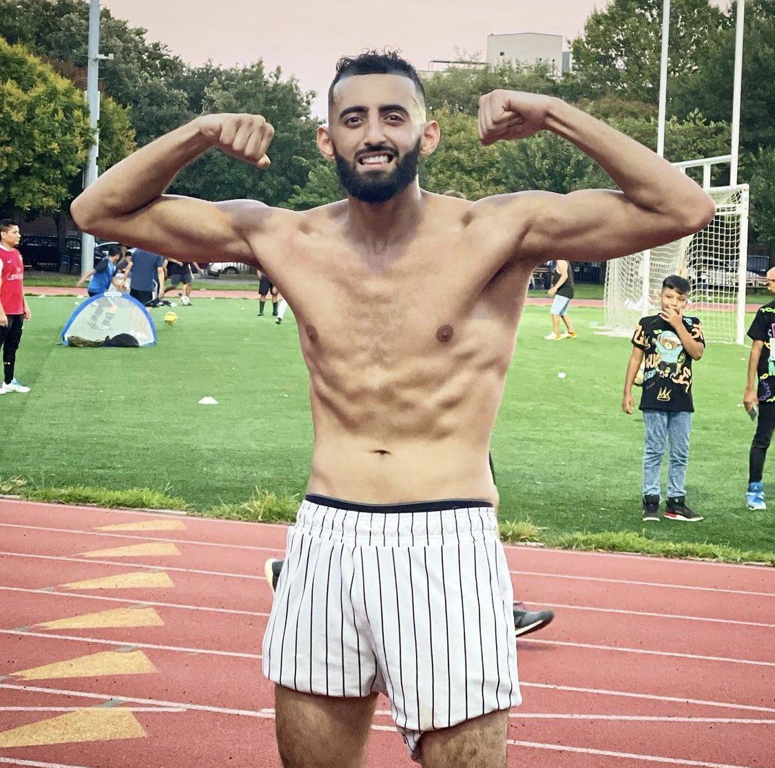 Temperrr's tweet photo. Your first fight was against somebody who was heavier than me, your 2nd fight you ran across the ring threw a punch and that was the fight. Stop hiding behind the keyboard wit your goofy ass @SlimmySlim94 https://t.co/GUT00V6Jve