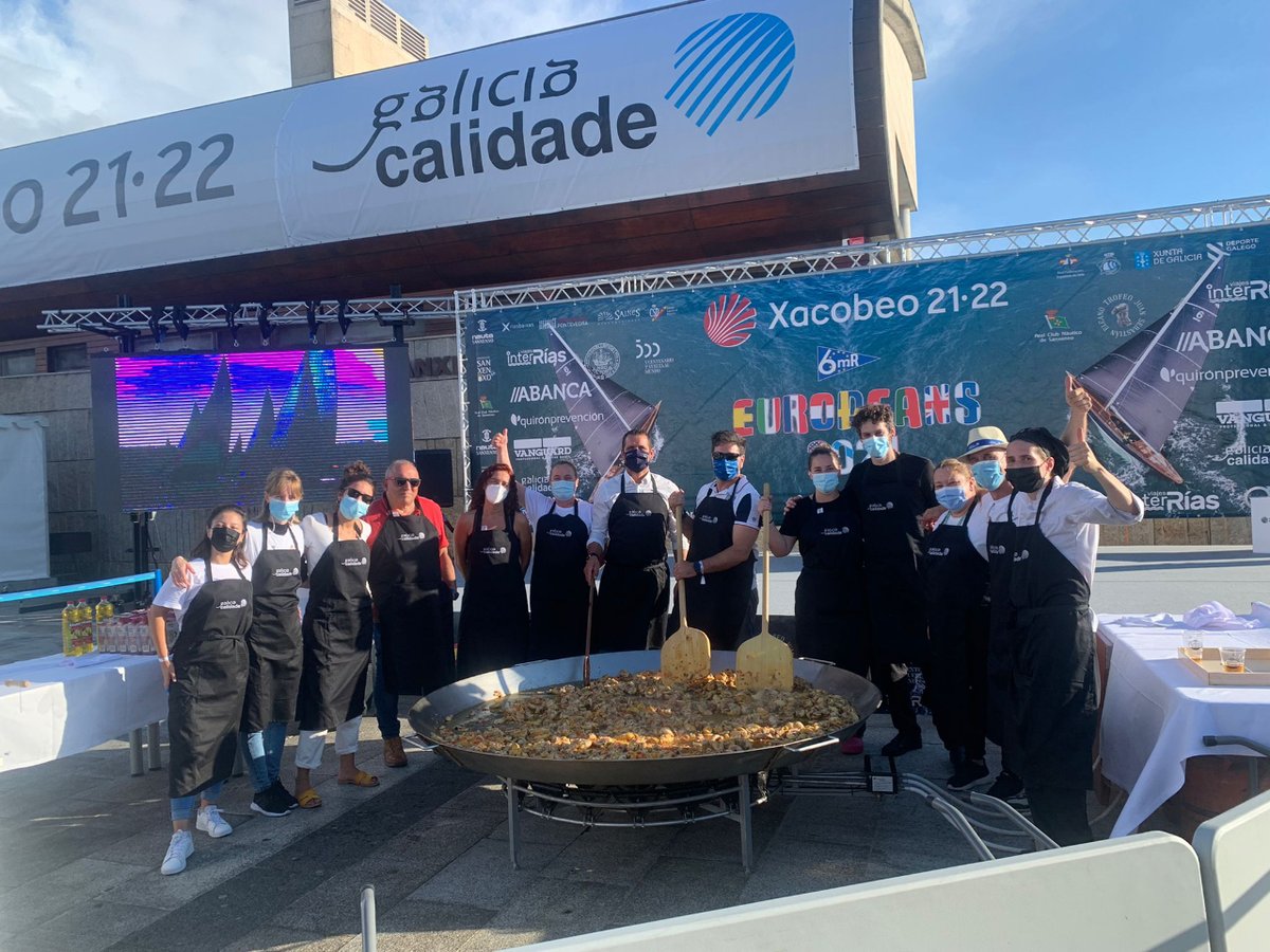 GaliciaCalidade's tweet photo. Esta noite no Village #GaliciaCalidade, no @rcnsanxenxo, podes gozar desta rica receita elaborada por #BonPollo de #Avigal 🐔, cociñada nesta enorme paelleira, pero isto non é todo, porque hai un cortador de xamón de @torredenunez, imposible pasar fame! #Xacobeo6mREuropesns2021 https://t.co/12HCh6iBq4