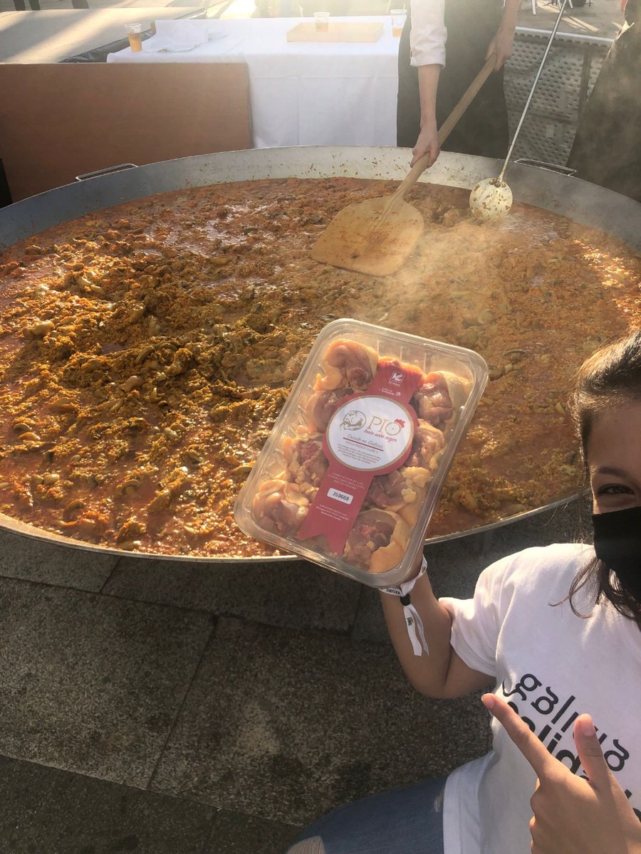 GaliciaCalidade's tweet photo. Esta noite no Village #GaliciaCalidade, no @rcnsanxenxo, podes gozar desta rica receita elaborada por #BonPollo de #Avigal 🐔, cociñada nesta enorme paelleira, pero isto non é todo, porque hai un cortador de xamón de @torredenunez, imposible pasar fame! #Xacobeo6mREuropesns2021 https://t.co/12HCh6iBq4