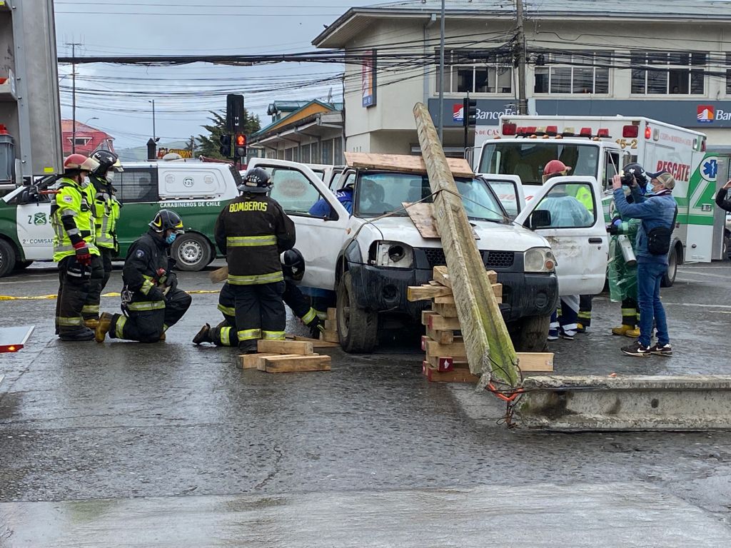saesa's tweet photo. #Castro #Chiloe En el marco de la campaña de prevención “disfruta tu alegría, sin perder tu energía” se realizó un hito comunicacional donde se simuló un #ChoqueAPoste. Con organismos de emergencia y el seremi de @EnergiaLLagos   hicimos llamado al autocuidado. #FiestasPatrias https://t.co/PGtt7JQQfl