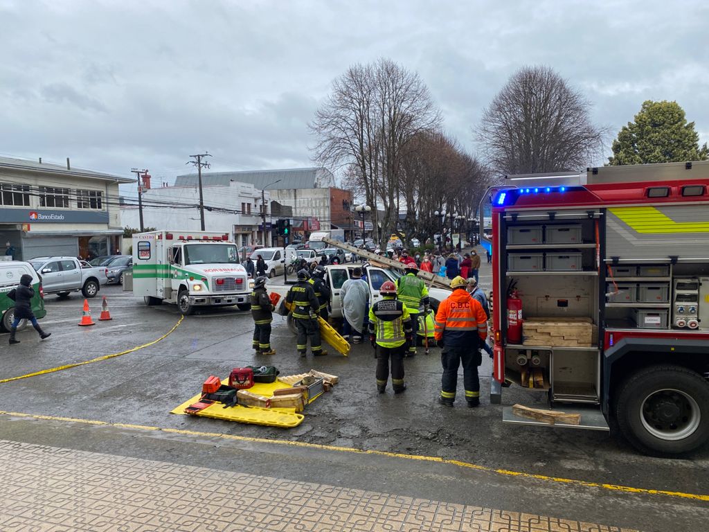 saesa's tweet photo. #Castro #Chiloe En el marco de la campaña de prevención “disfruta tu alegría, sin perder tu energía” se realizó un hito comunicacional donde se simuló un #ChoqueAPoste. Con organismos de emergencia y el seremi de @EnergiaLLagos   hicimos llamado al autocuidado. #FiestasPatrias https://t.co/PGtt7JQQfl