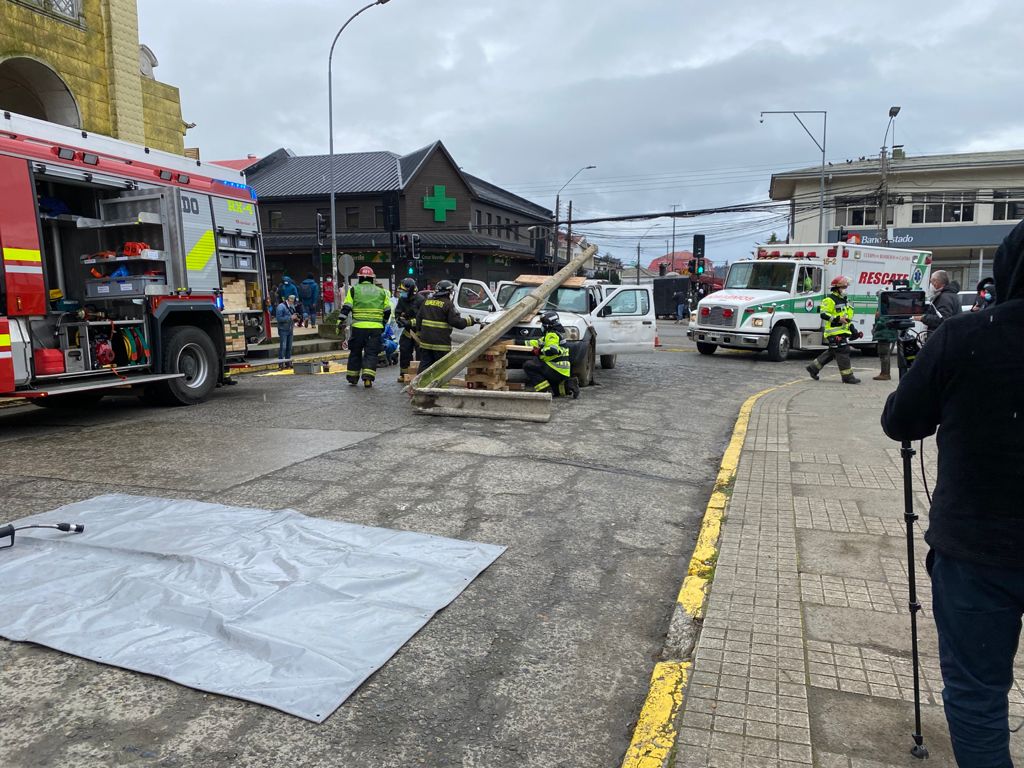 saesa's tweet photo. #Castro #Chiloe En el marco de la campaña de prevención “disfruta tu alegría, sin perder tu energía” se realizó un hito comunicacional donde se simuló un #ChoqueAPoste. Con organismos de emergencia y el seremi de @EnergiaLLagos   hicimos llamado al autocuidado. #FiestasPatrias https://t.co/PGtt7JQQfl