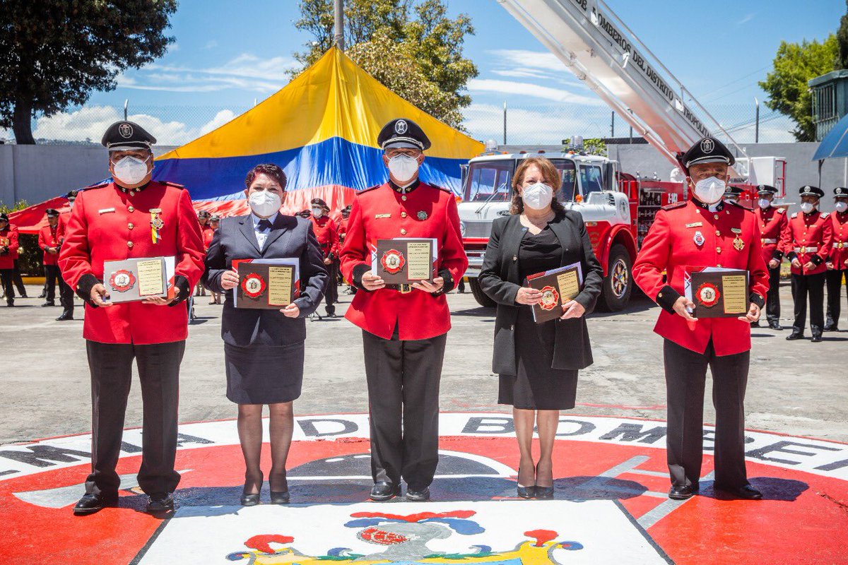 Hoy es un día especial, se jubilan compañeros con quienes he trabajado por muchos años. 
Nos une la hermandad de ser bomberos y la vocación de servicio.
Gracias por el gran legado que dejan a sus subalternos, con el ejemplo de un uniforme limpio y transparente.
#SalvamosVidas