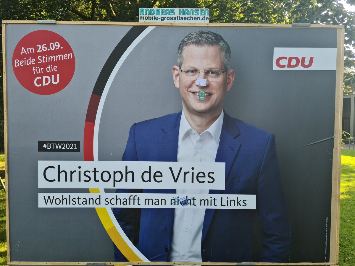 VriesChristoph's tweet photo. Heute war das Maß für mich voll. Liebe Aktivisten von #fridaysforfuture, kein Engagement rechtfertigt solche Taten. Was Ihr witzig findet, ist Sachbeschädigung und damit eine Straftat. Diese habe ich  sogleich im benachbarten PK bei einer sehr freundlichen Beamtin angezeigt. https://t.co/uVt5e7qozX