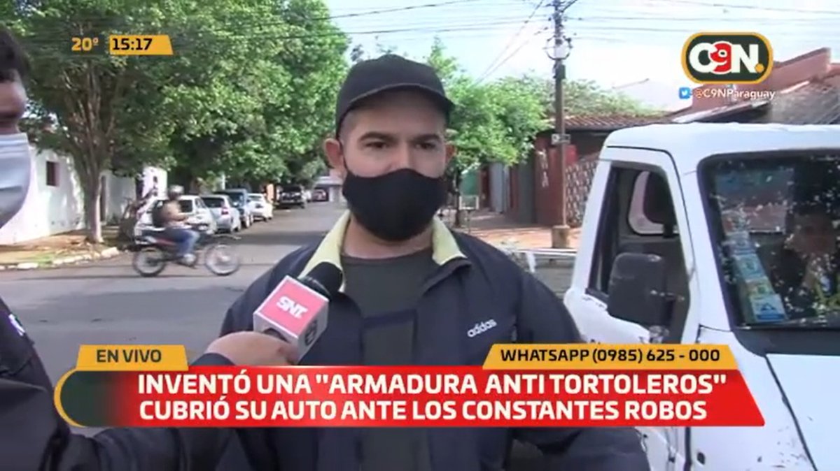 EnLatitud25's tweet photo. 🤯INSÓLITO🚘✖️

🛡️Un hombre del Barrio Mburicaó de Asunción decidió "enjaular" su vehículo en una armadura anti-tortoleros, ante los constantes robos que sufre

💸Estimó que ya gastó G. 2.500.000

🗣️"Un tortolero te saca todo del auto en dos minutos", lamentó

📺@C9NParaguay
#L25 https://t.co/ZoPmwZFbon