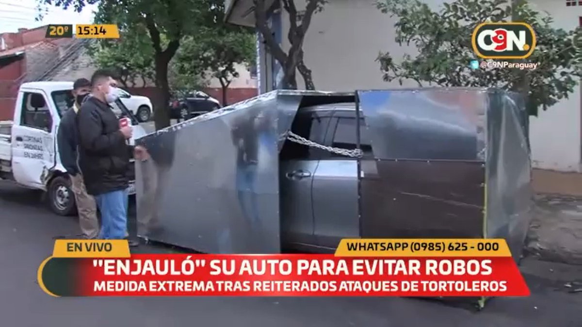 EnLatitud25's tweet photo. 🤯INSÓLITO🚘✖️

🛡️Un hombre del Barrio Mburicaó de Asunción decidió "enjaular" su vehículo en una armadura anti-tortoleros, ante los constantes robos que sufre

💸Estimó que ya gastó G. 2.500.000

🗣️"Un tortolero te saca todo del auto en dos minutos", lamentó

📺@C9NParaguay
#L25 https://t.co/ZoPmwZFbon