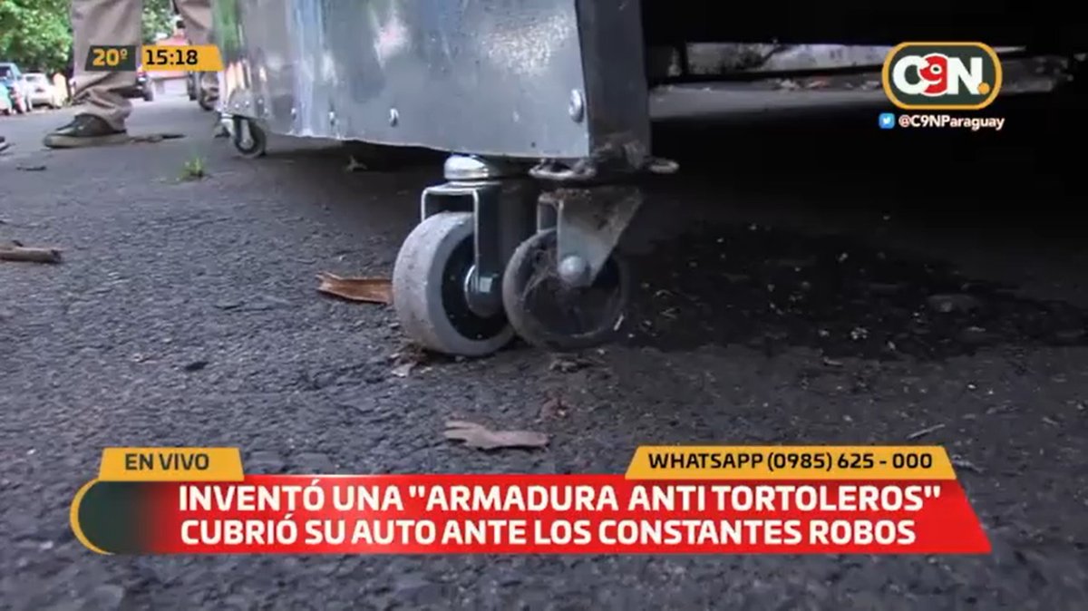 EnLatitud25's tweet photo. 🤯INSÓLITO🚘✖️

🛡️Un hombre del Barrio Mburicaó de Asunción decidió "enjaular" su vehículo en una armadura anti-tortoleros, ante los constantes robos que sufre

💸Estimó que ya gastó G. 2.500.000

🗣️"Un tortolero te saca todo del auto en dos minutos", lamentó

📺@C9NParaguay
#L25 https://t.co/ZoPmwZFbon