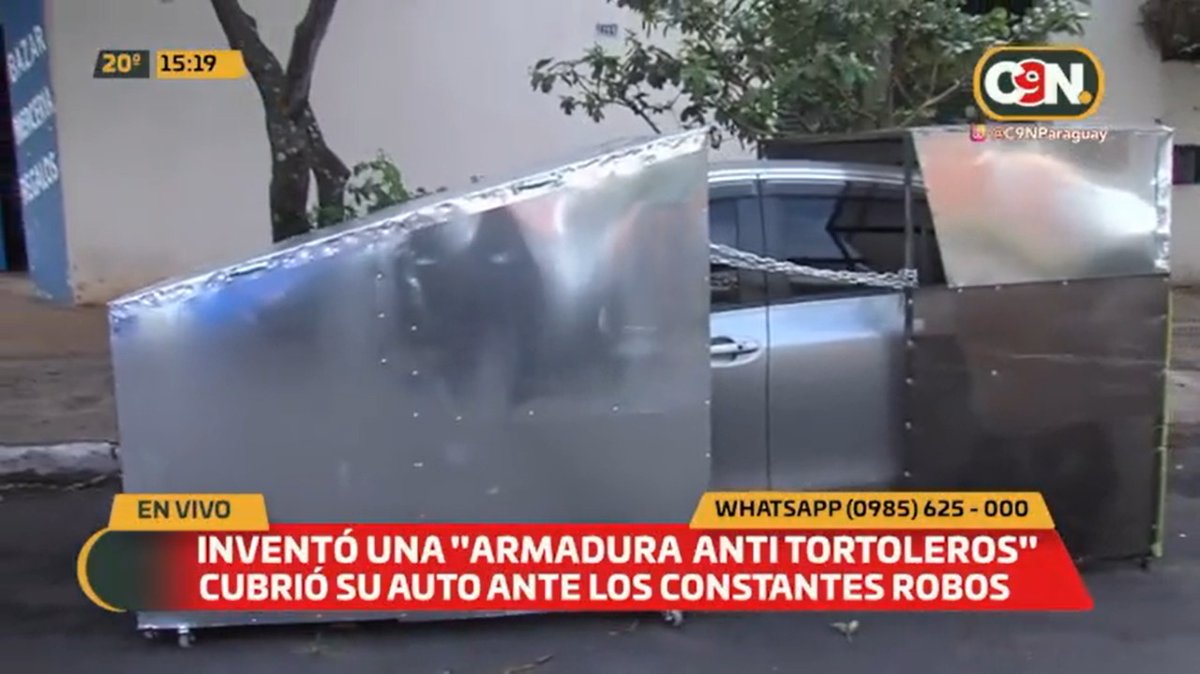 EnLatitud25's tweet photo. 🤯INSÓLITO🚘✖️

🛡️Un hombre del Barrio Mburicaó de Asunción decidió "enjaular" su vehículo en una armadura anti-tortoleros, ante los constantes robos que sufre

💸Estimó que ya gastó G. 2.500.000

🗣️"Un tortolero te saca todo del auto en dos minutos", lamentó

📺@C9NParaguay
#L25 https://t.co/ZoPmwZFbon