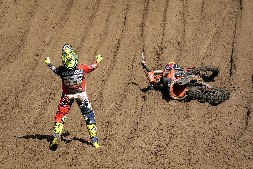 PascalBarkhuis's tweet photo. Ik was er bij!! #MXGPAssen op het #TTCircuit pakte #TonyCairoli zijn 9de wereldtitel! Dat zulke dingen blijven je voor altijd bij. #Legend #TC222 https://t.co/jT6ypy21u3