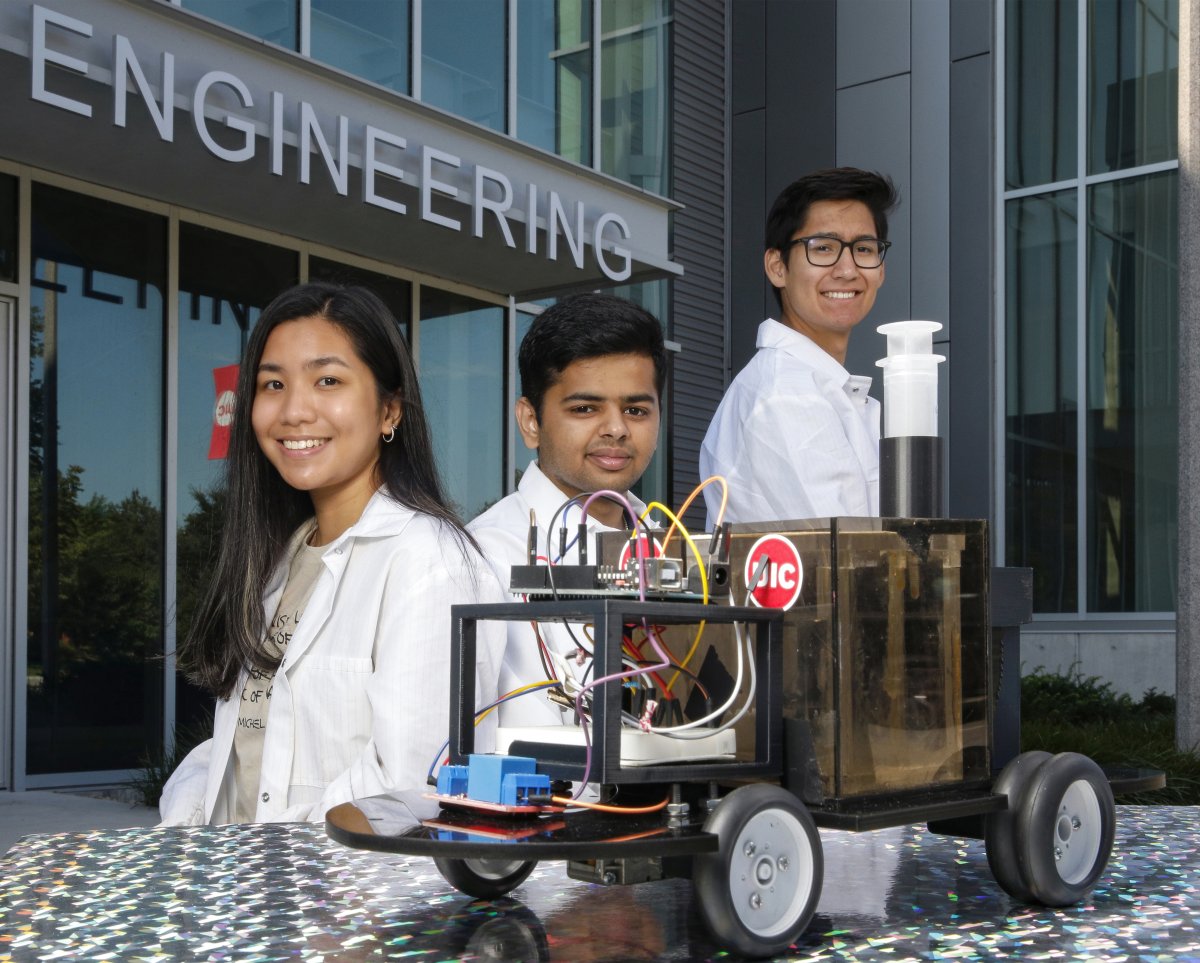 UICEngineering's tweet photo. It's fast, handles great around turns, and is controlled entirely by chemical reactions. Read about this year's chemical engineering car, nicknamed Lightning McLaren: https://t.co/ILDivtSdUK @UIC_ChE @UIC_MaSEL https://t.co/uAmwT8ZPhd