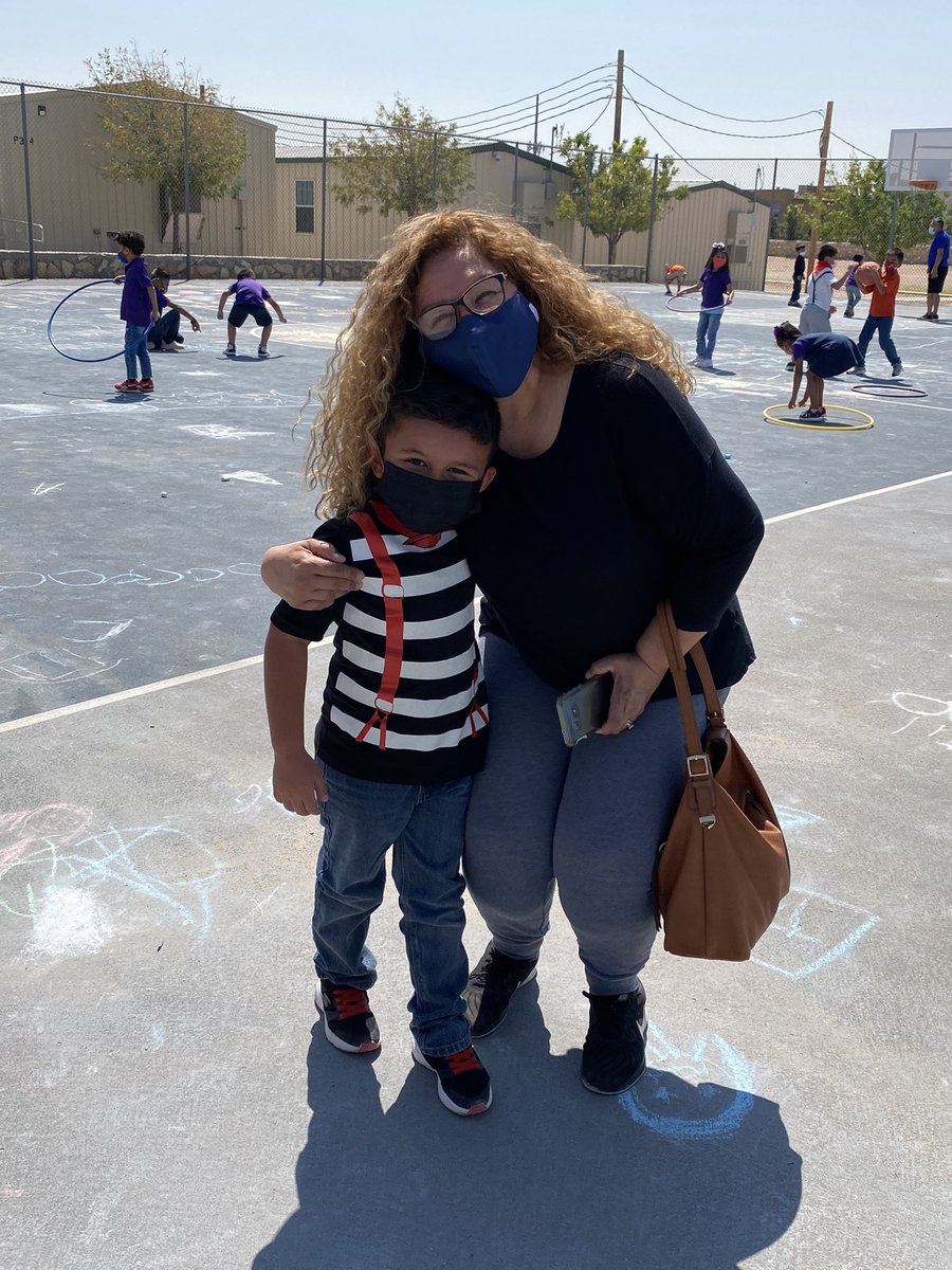 KBerg_IES's tweet photo. We loved having our grandparents at the Castle to celebrate them! Even the grandparents that could join in person found a way to be there with our Knights! #GratefulForGrandparents 🧡💜 @Ituarte_ES @ITerrazas_IES https://t.co/yEK6eCkY0b