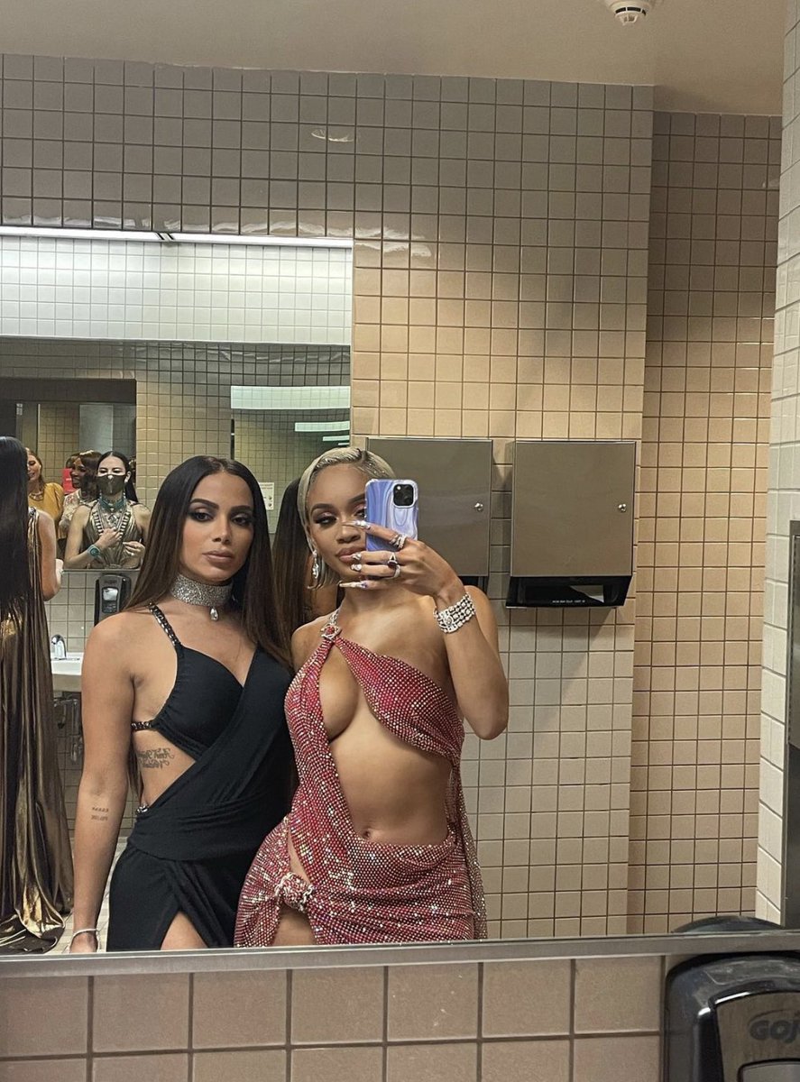 AnittaTodayR's tweet photo. .@Anitta com a rapper @Saweetie. 🖤 https://t.co/arxsmgbG7o