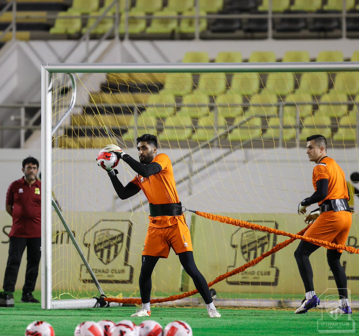 ErreaKsa's tweet image. منتجات فريق @ittihad لتمرين اللاعبين والمدربين والحراس متوفرة حالياً في متجر الإتحاد في مقر النادي بحي الصحافة، وerrea store في الرياض على الدائري الغربي قبل مخرج ٢٦، إضافة للموقع الالكتروني erreaksa.com