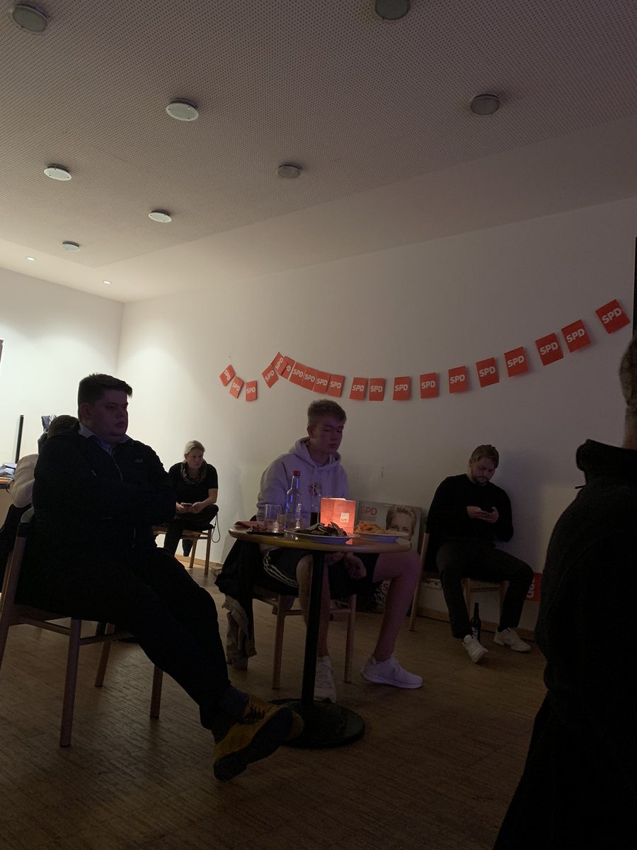 SPD_Schwerin's tweet photo. Volle Hütte bei unserer Watchparty zum #WahlduellMV . Wir feuern @ManuelaSchwesig an 🔥 https://t.co/kLnC6englc