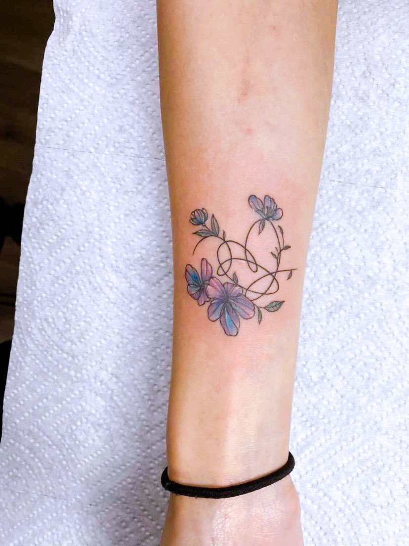 GoldenJK22's tweet photo. Got my first tattoo for my birthday!😍❤️
#BTS #LoveYourself #SmeraldoFlowers #BTS_ARMY_Tattoo https://t.co/G6Cneux1cy