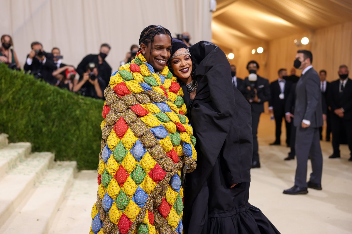 eroomsuite's tweet photo. La cara de tus huéspedes cuando saben que pueden ver sus series favoritas en la TV de tu hotel 📺#eRoomCast 

Rihanna and ASAP Rocky at the 2021 #MetGala

📷John Shearer https://t.co/67A3Bm7C7z