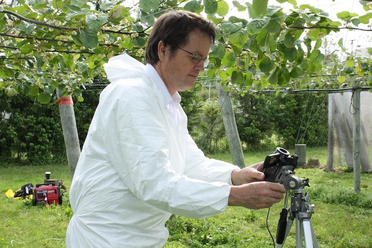 NZScienceLearn's tweet photo. Dr Mark Goodwin from @plantandfood talks about what he finds amazing and exciting about bees and some of the occupational hazards of working with stinging insects...
#BeeAwareMonth
https://t.co/aM9RWLjvFc
#STEMeducation @Apiculture_NZ https://t.co/Q0lOB2OmSg