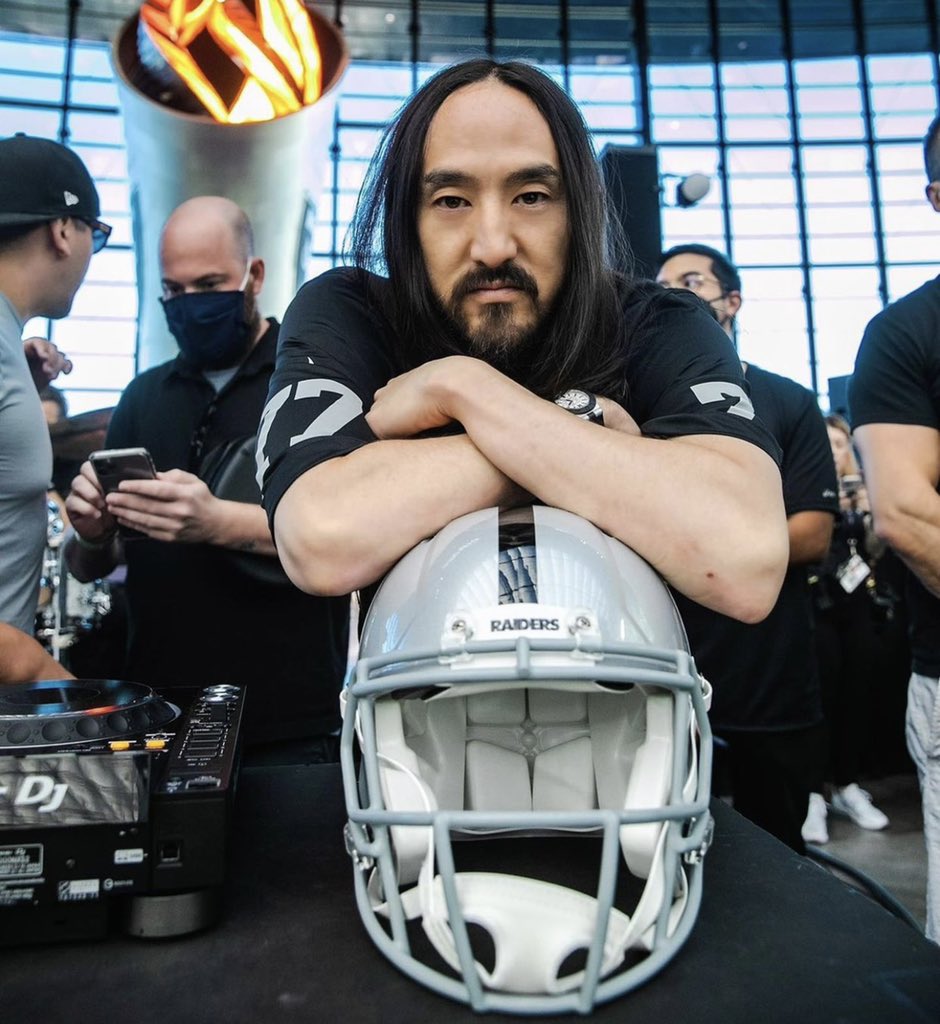 Steve Aoki A Twitter I M Calling It Raiders To Win The Super Bowl Who S Ur Favorite Team