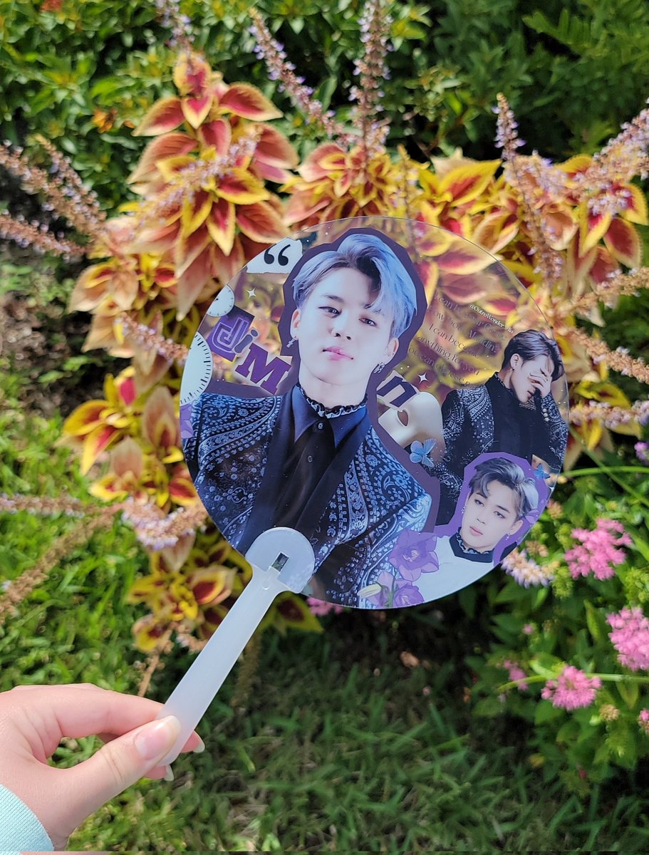 outrowonder_mia's tweet photo. Here they are!! Hand fans for #PickYourFilterMia Jimin South Florida Cupsleeve Event on 10/16!! 💜💙🖤

•Avaliable for purchase with tiers 

Let us know what you think ♡ https://t.co/pCZzeWDetk