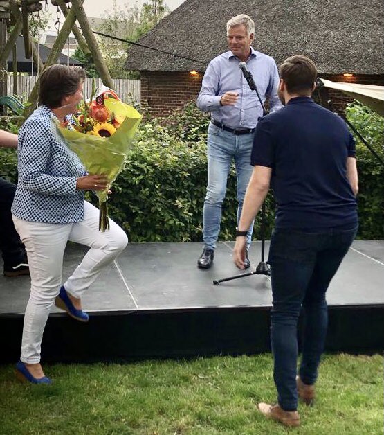 Bloemen en mooie woorden van voorzitter @Jannes Stokroos van <a href="/Donar_Official/">Donar</a> tijdens de BBC bbq. Na ruim 8 jaar neem ik afscheid als voorzitter van de activiteitencommissie van de businessclub. Nu verder als commissielid bij deze fantastische club! #together #WeAreDonar #Donar