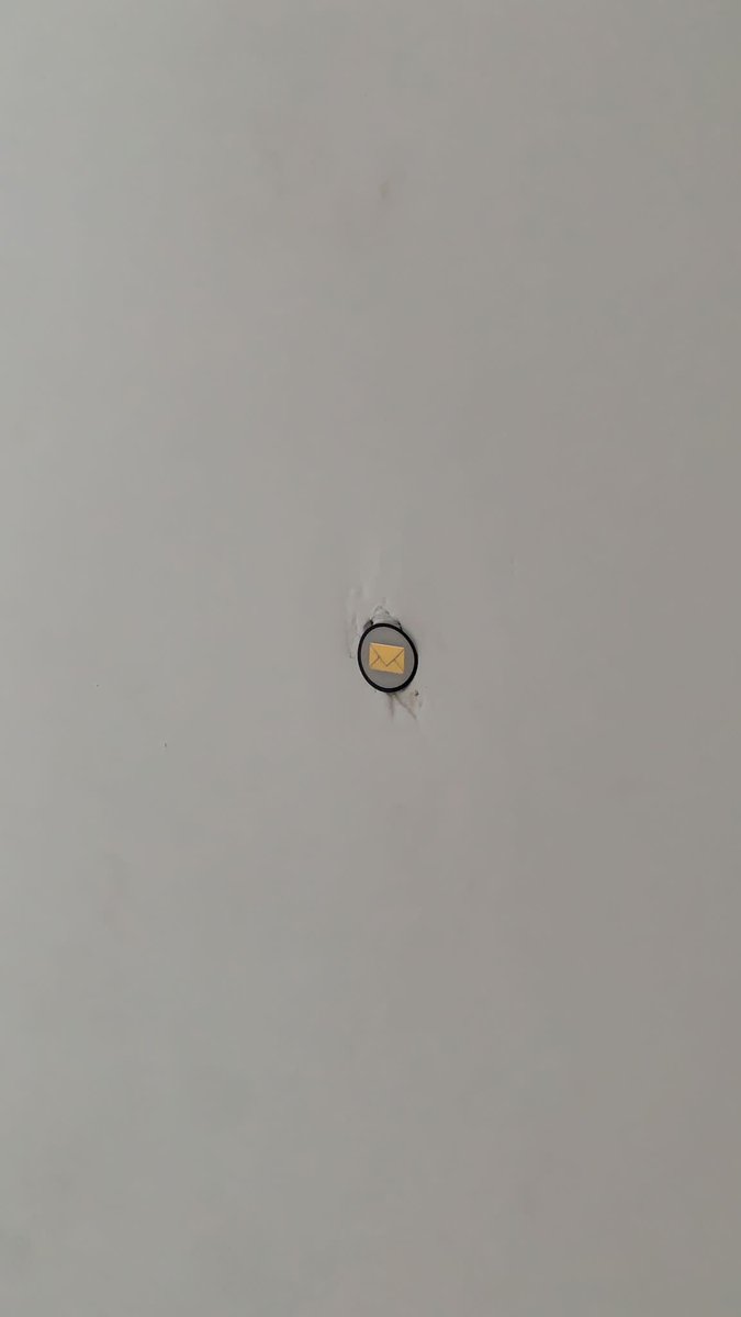 _carol2301's tweet photo. La inmobiliaria: os hemos arreglado los desperfectos de la pared.                                    También la inmobiliaria: 🤡🤡🤡🤡🤡 https://t.co/pSbUmFPcWw