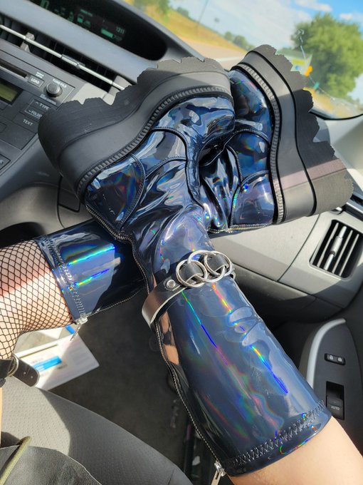 im obsessed with my boots!!! https://t.co/zwtIFgUFsy