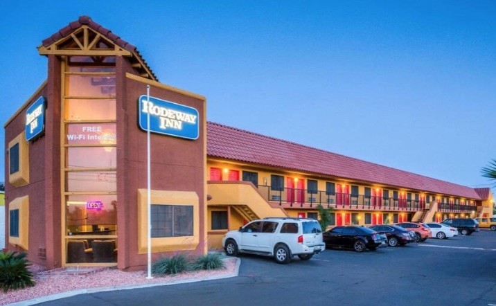 Tempegov's tweet image. Tempe has purchased a motel for transitional housing &amp;amp; awarded new nonprofit grants for more shelter beds to expand options for those in need as they work to secure permanent housing. bit.ly/3lor2kl #tempeaz #ourtempe @mayorcoreywoods