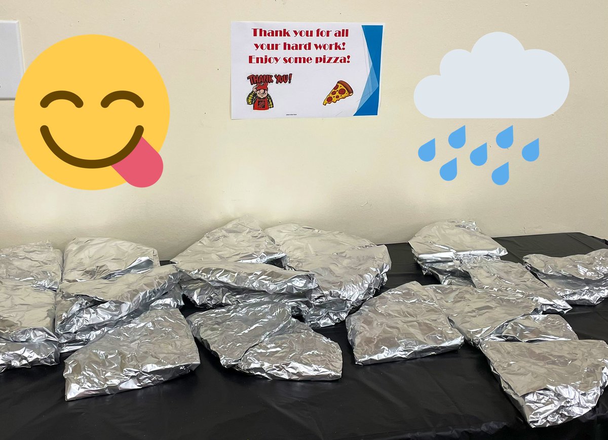 TammyLu4's tweet photo. Enjoying some pizza, during this stormy weather! 🍕😋 #THD1859 #Pizzaislife @TXLuisMartinez https://t.co/hTwmYmFSUC
