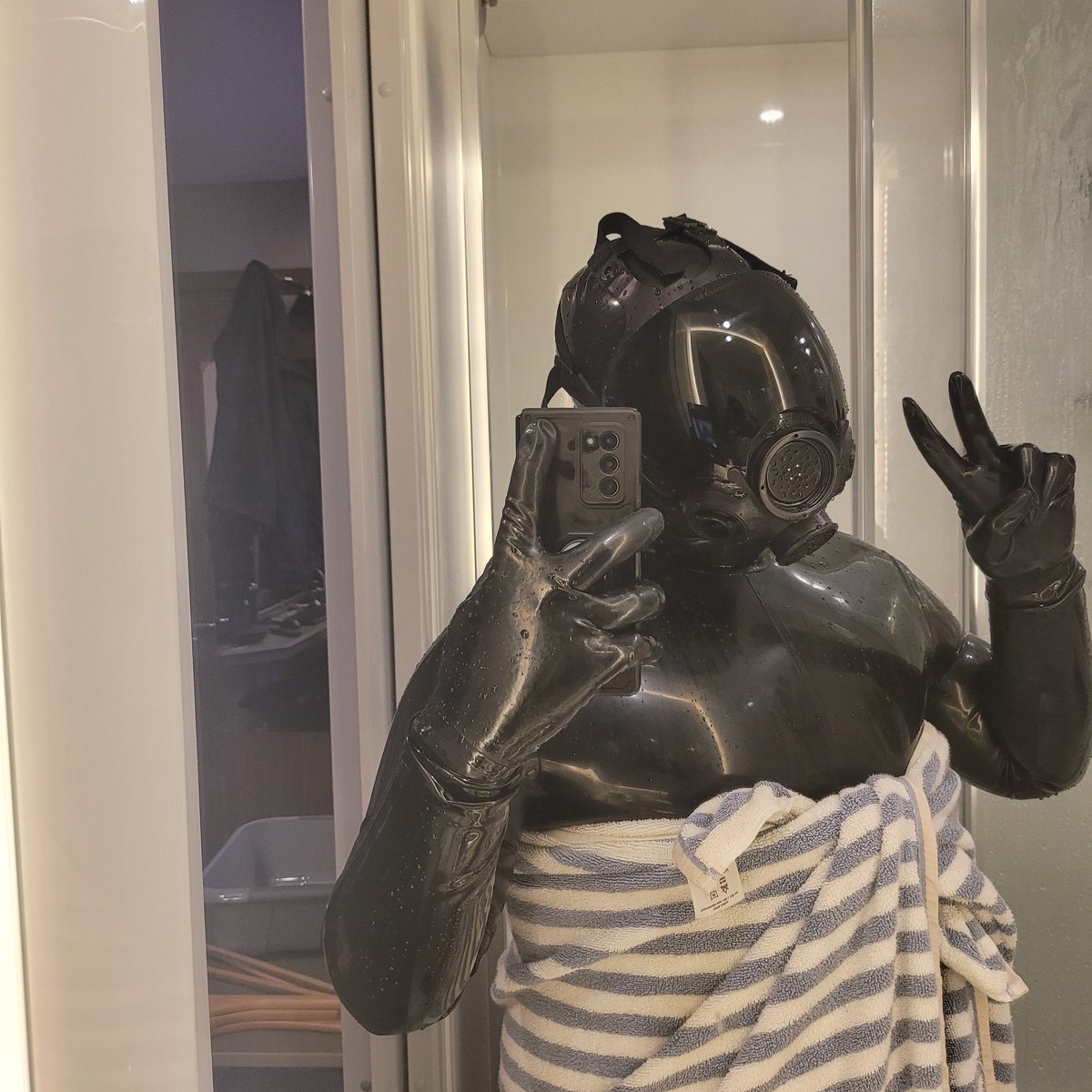 RubberVesper's tweet photo. This is a PSA to all #rubberdrones and #hexcorp units! You are a waterproof unit, regular showers not only feel good, but they keep your rubber skin nice and clean! This unit approves, as you can see from its blank expression! https://t.co/cn33EDYHgi