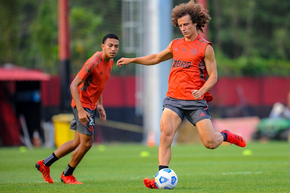 Flamengo's tweet photo. ⚽️🔛 @DavidLuiz_4 realizou o primeiro treino com bola no Ninho do Urubu. #VamosFlamengo 

📸: @mcortesdasilva8 /CRF https://t.co/1LIHmeznfd