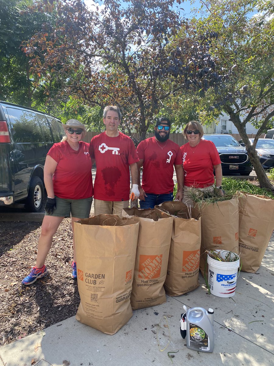 GladdenHouse's tweet photo. Thank you @keybank for spending your afternoon with us as part of your #neighborsday! This team spent their Neighbors Make a Difference Day cleaning up our outdoor spaces. 🍂 We are so grateful for your hard work! https://t.co/CVYD76xviY