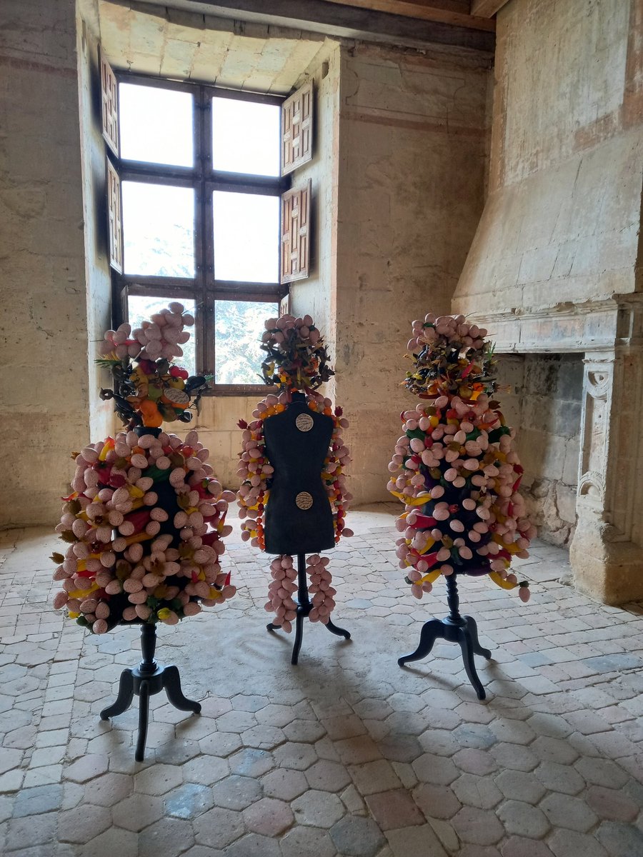Hier j'ai eu la chance de découvrir le superbe <a href="/ChateauOiron/">Château d'Oiron</a> ! Entre le lieu, la collection permanente et l'exposition temporaire de la collection Antoine de Galbert, c'était un régal ! Un grand merci à <a href="/SamuelQuenault/">Samuel Quenault</a> pour l'accueil et la visite !