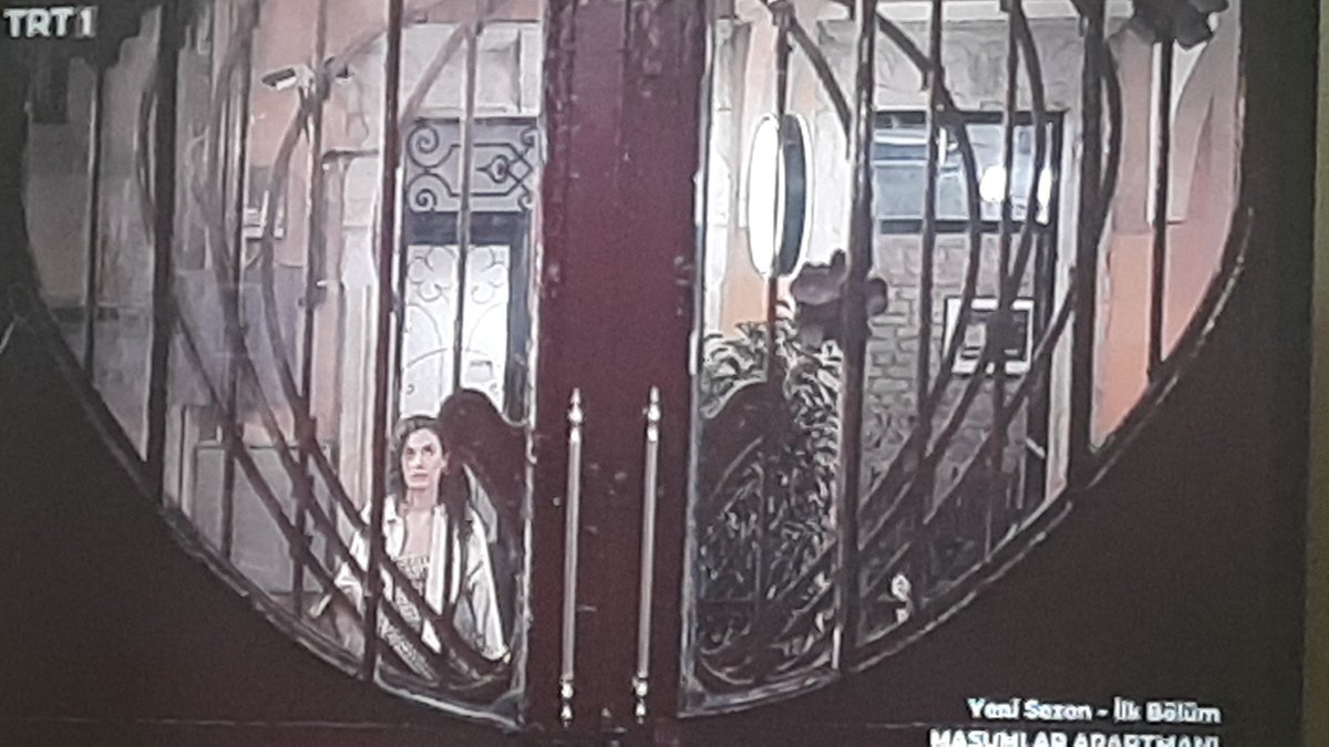 tugayefe33's tweet photo. La tamam anladık yeni başrol oyuncusu soktunuz, zornan apartmana da aldınız, bu senaryo yazma başarısıynan aşık da edersiniz, he he eeee tamam yeter daaaa #MasumlarApartmanı https://t.co/crQeZShk6X