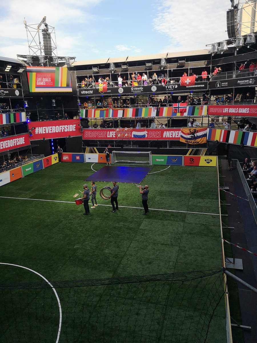 Landslaget i gatefotball spiller EM i gatefotball. Utrecht, Nederland. Helt vill stadion. <a href="/JanAageFjortoft/">Jan Aage Fjørtoft 🇳🇴</a> <a href="/DavyWathne/">Davy Wathne</a> <a href="/Frelsesarmeen/">Frelsesarmeen</a>