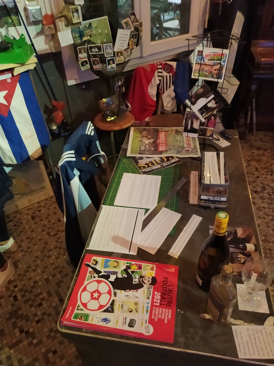 Ne ratez pas le bureau de Guy Roux : c'est vraiment exceptionnel a voir. Des dizaines d'histoires autour du bureau... Et en prime, l'Expo Footballeurs vs dictateurs. Bar le Panama, 28 rue Bigot de Préameneu, après 18 heures avec visite commentée !!