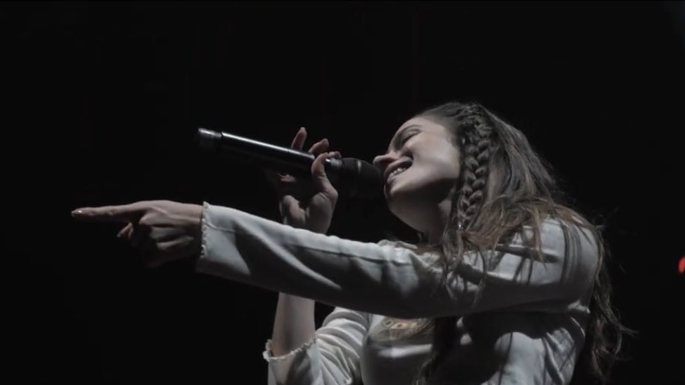 ThrowbacksTini's tweet image. 2 years ago today @TiniStoessel appeared in Alvaro Soler's show and sang ‘La Cintura (Remix) in Berlin, Germany (14th September 2019)