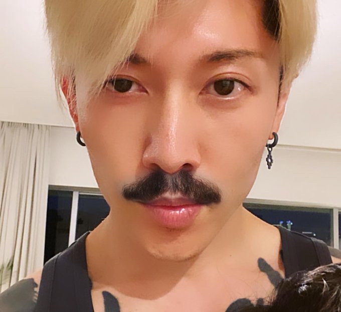 Miyavi 衝撃 口ヒゲ 姿 髭どしたー かっこいい 幼少期ショットも披露 息子さんそっくり Oricon News